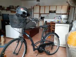 Donna Btwin Nera Con Cestino E Caschetto Da Citt&Agrave;