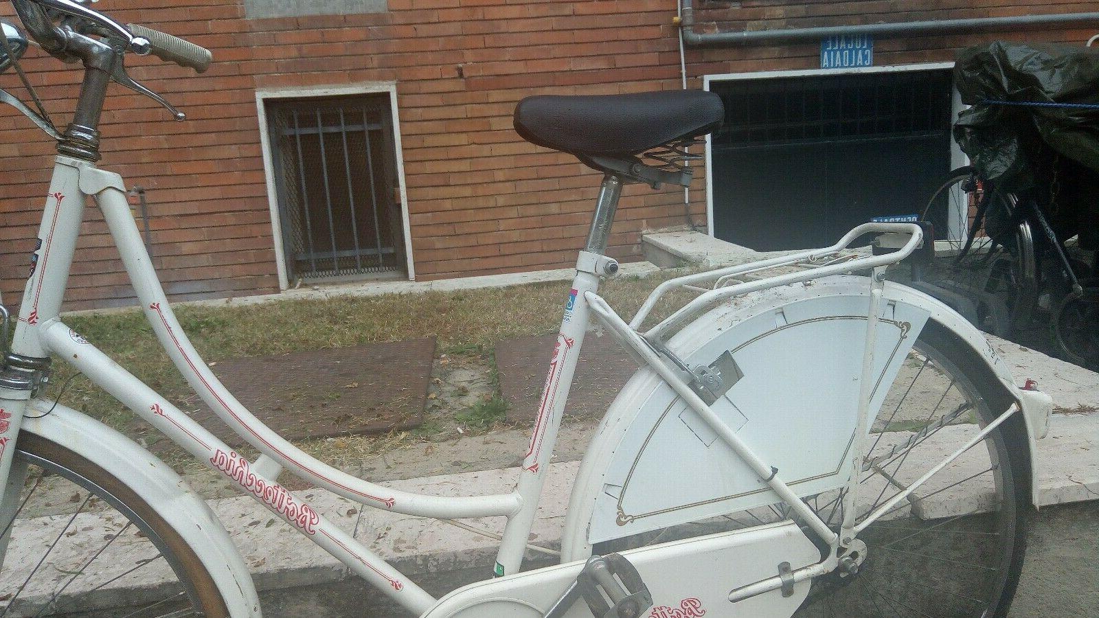bicicletta da donna vintage con cestino paglia
